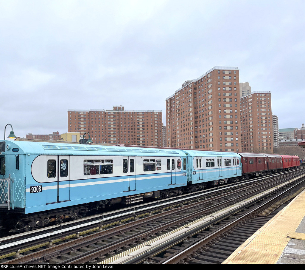 NYTM Holiday Train at 125th St on the 1 Line